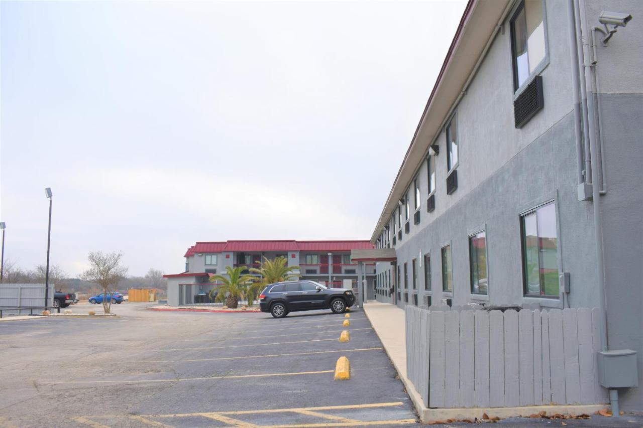 Super 8 By Wyndham New Braunfels I-35 Hotell Exteriör bild